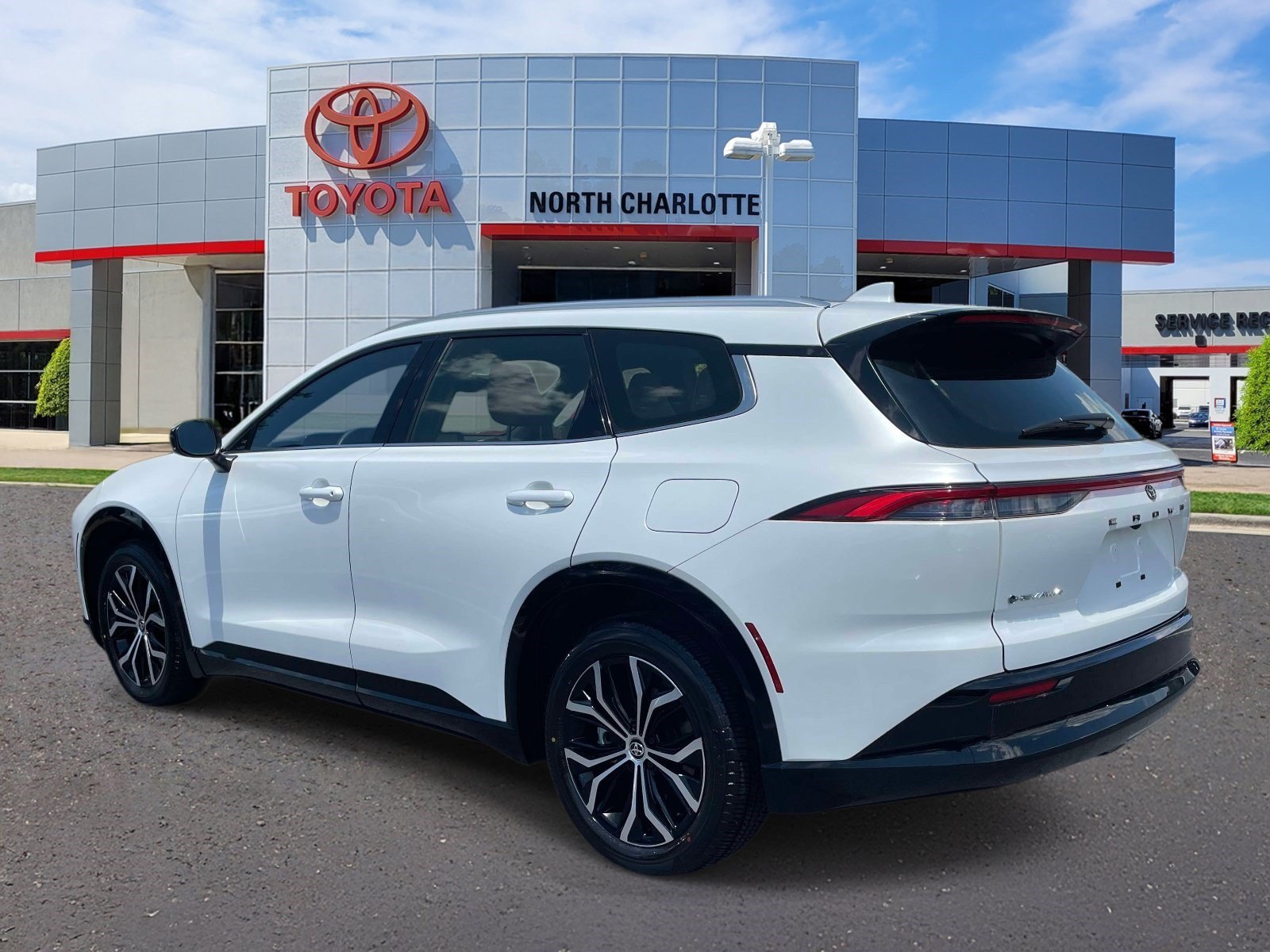Used 2025 Oxygen White Toyota XLE image 4