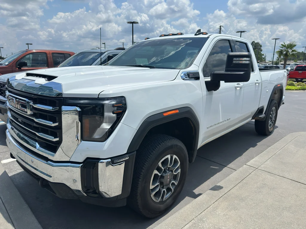 Used 2025 Summit White GMC SLE image 1