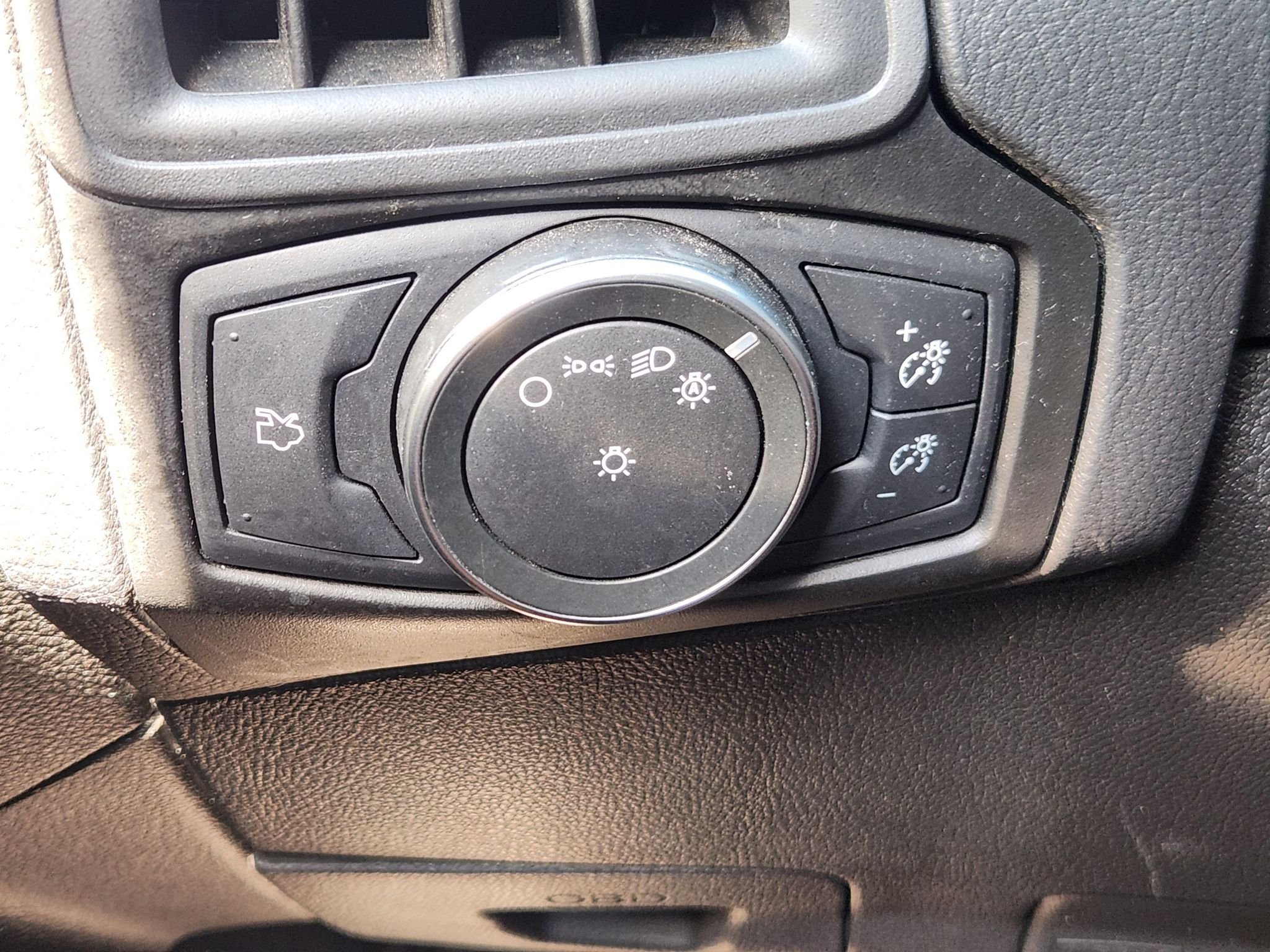 Used 2018 White Gold Metallic Ford SE image 21