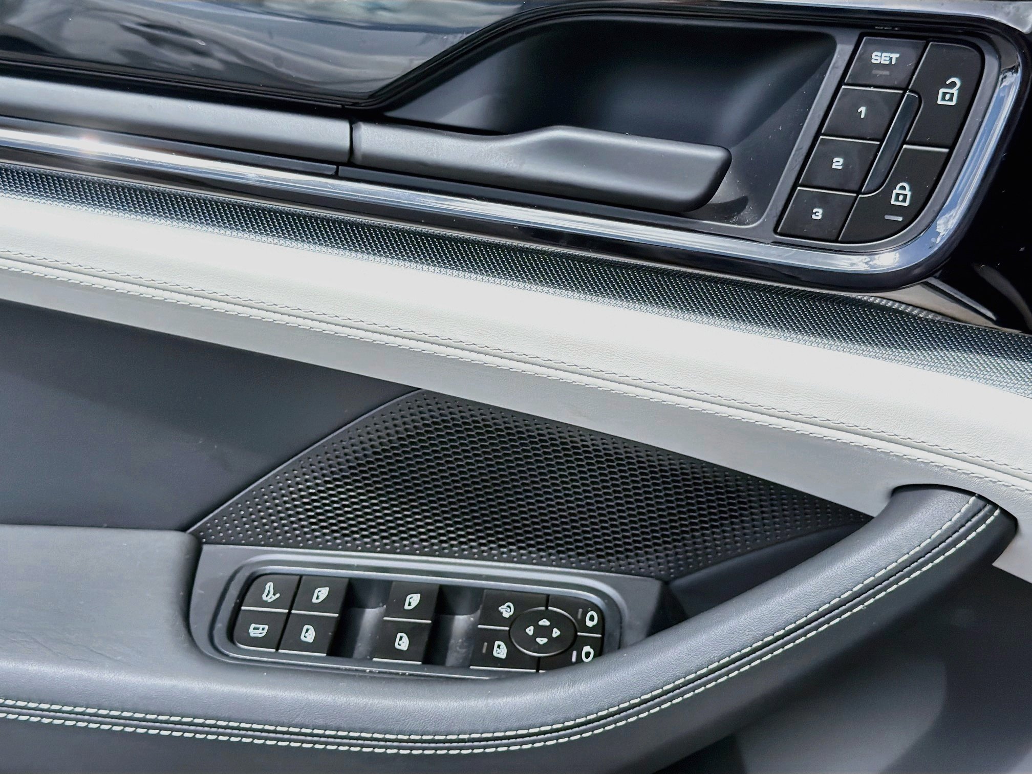 Used 2026 Chalk Porsche 4 E-Hybrid image 23