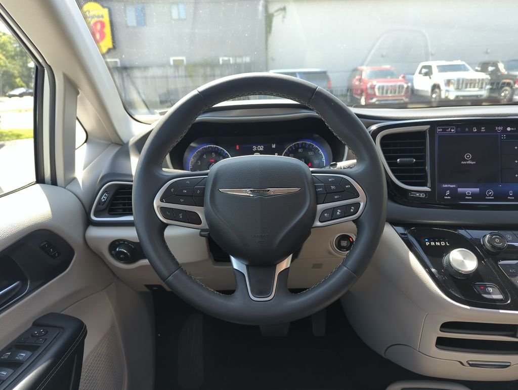 Used 2023 Silver Chrysler Touring L image 16
