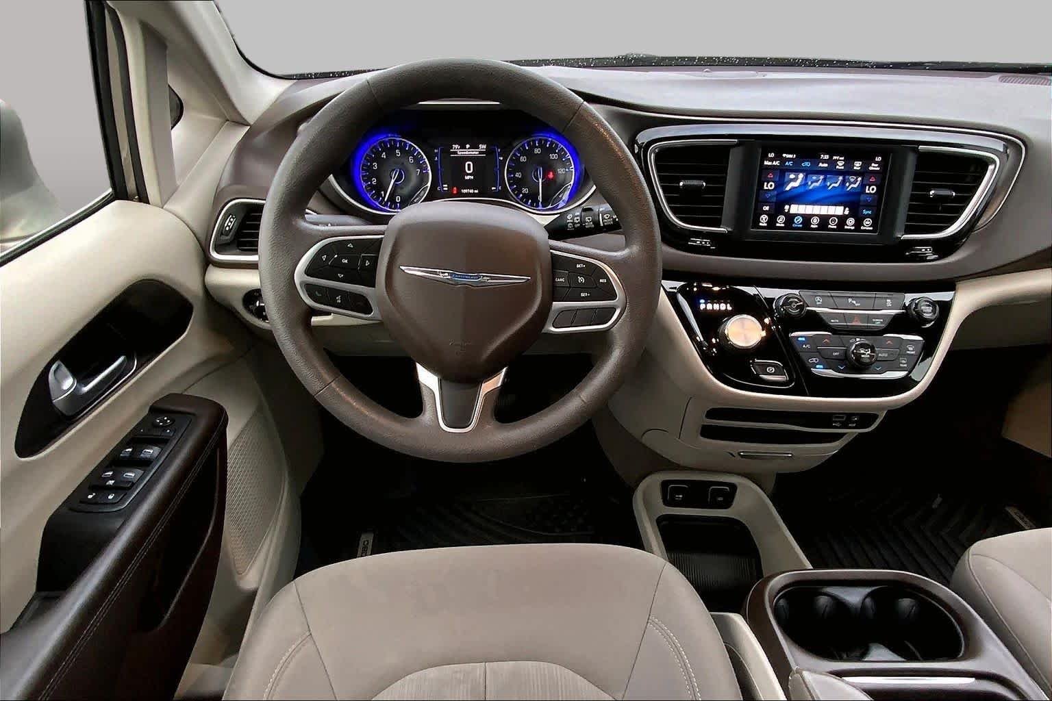 Used 2018 Molten Silver Chrysler Touring Plus image 6