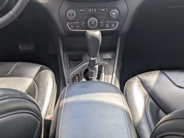Used 2019 White Jeep Latitude Plus image 19