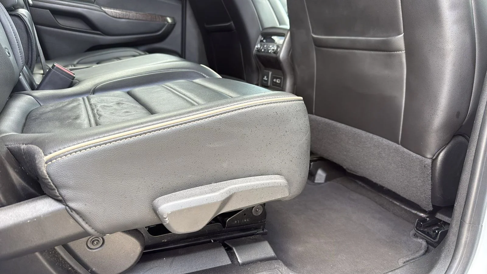 Used 2023 White GMC Denali image 27