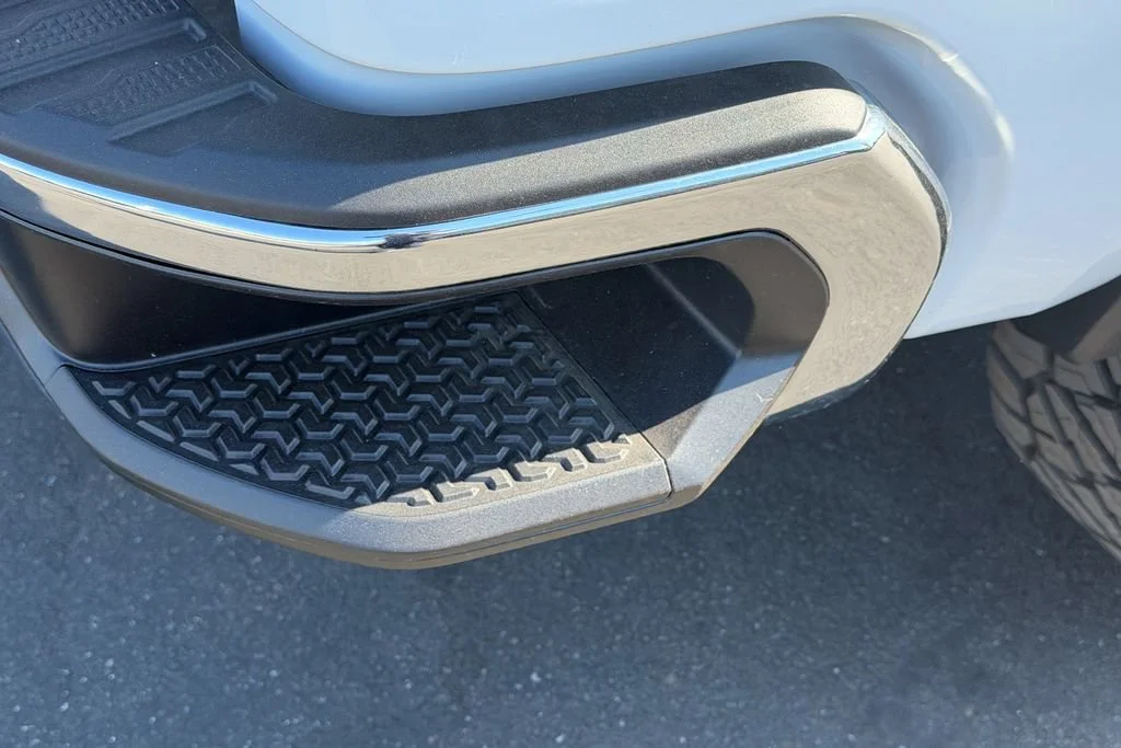 New 2026 Summit White GMC SLE image 9