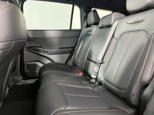 New 2026 Diamond Black Crystal Pearl-Coat Exterior Paint Jeep Limited image 7