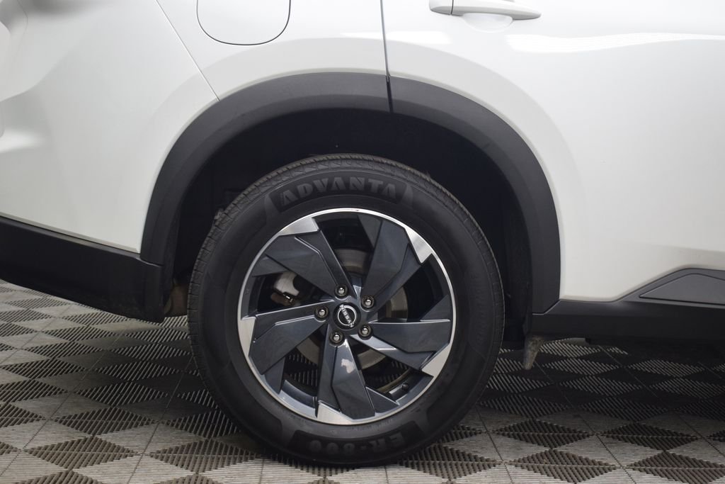 Used 2025 Everest White Pearl Nissan SV image 26
