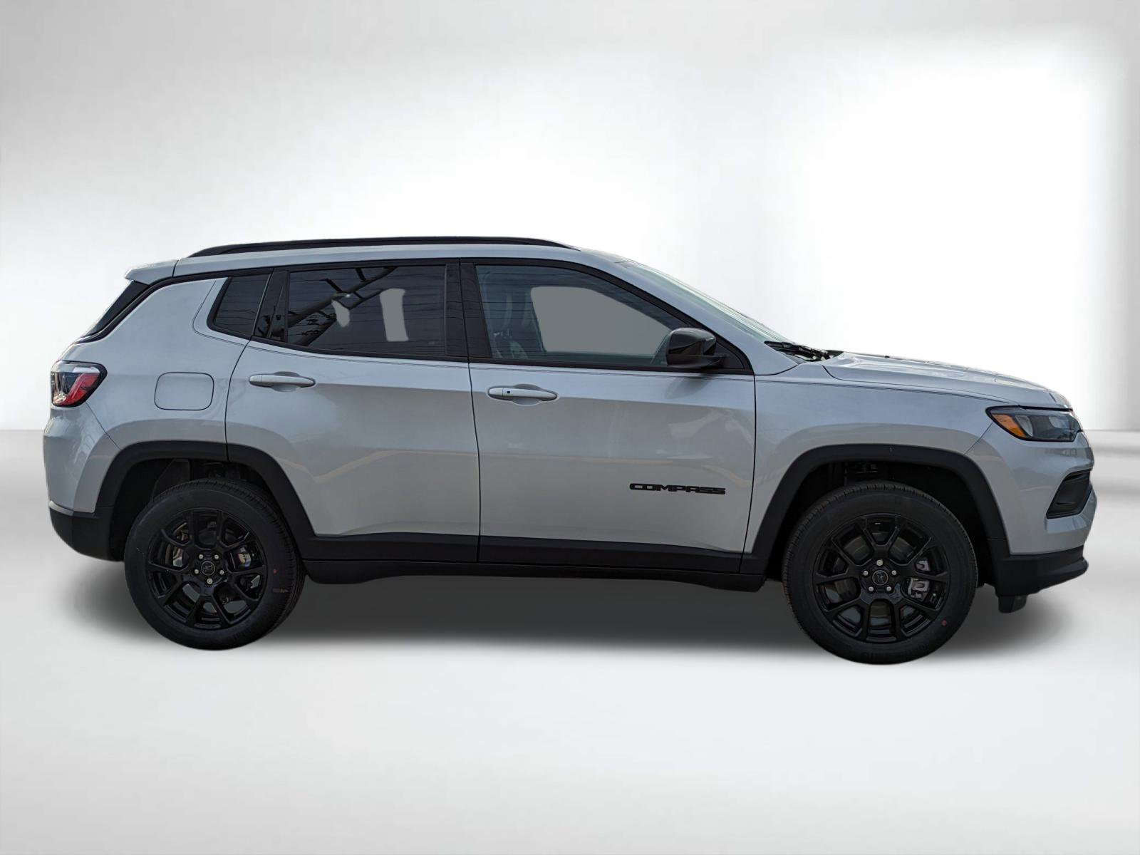 New 2026 Silver Zynith Metallic Clear-Coat Exterior Paint Jeep Latitude image 3