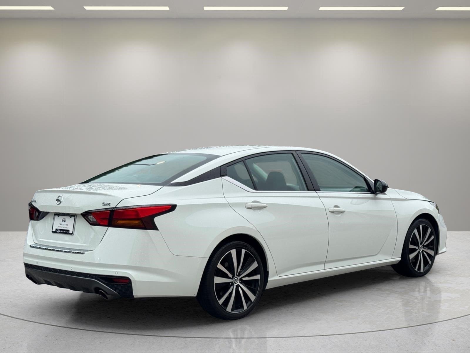Used 2022 Glacier White Nissan 2.5 SR image 5