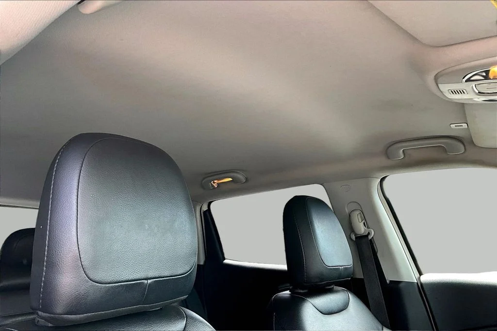Certified Used 2019 White Jeep Latitude image 27