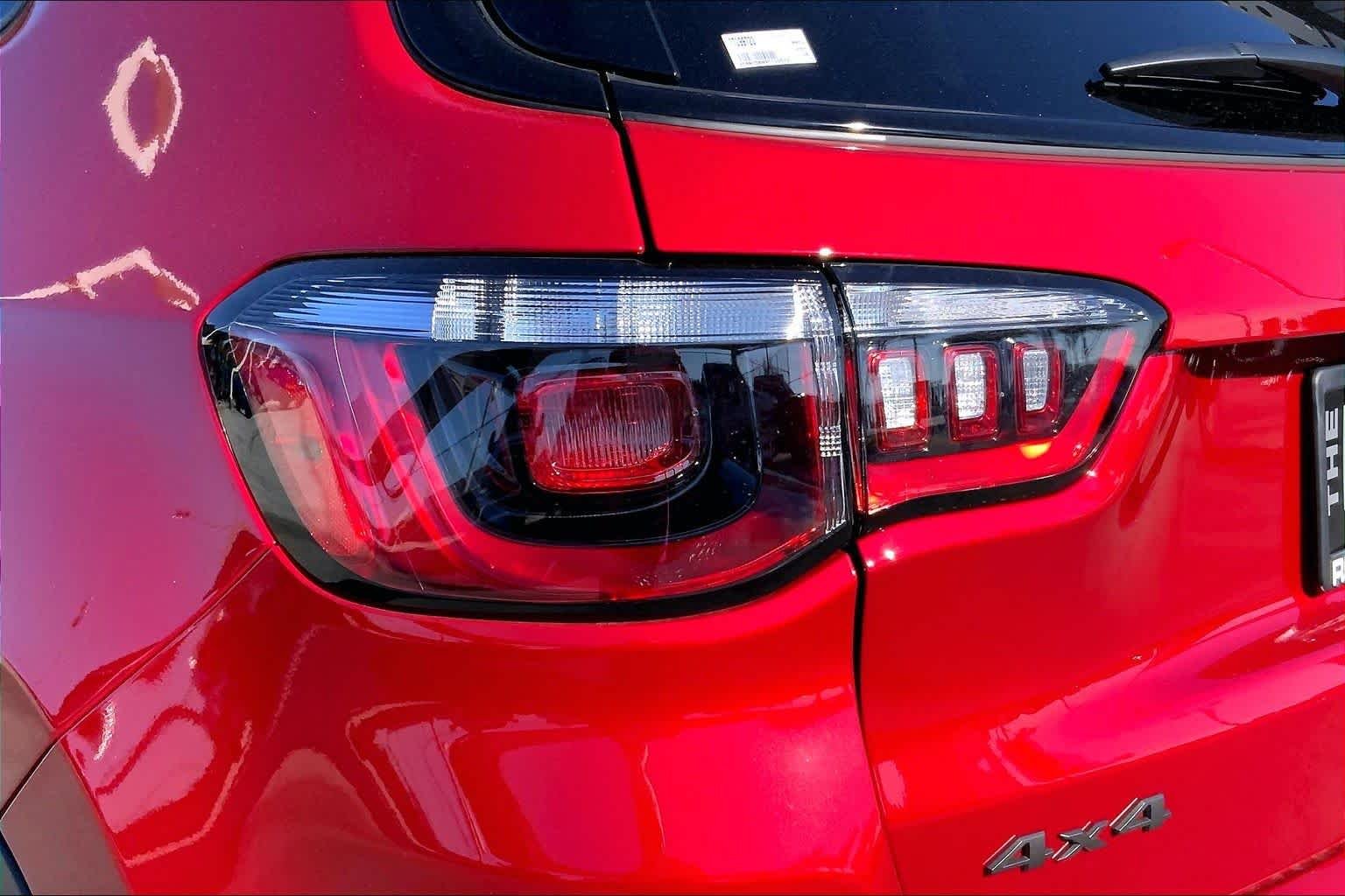 New 2026 Red Hot Pearl-Coat Exterior Paint Jeep Latitude image 11