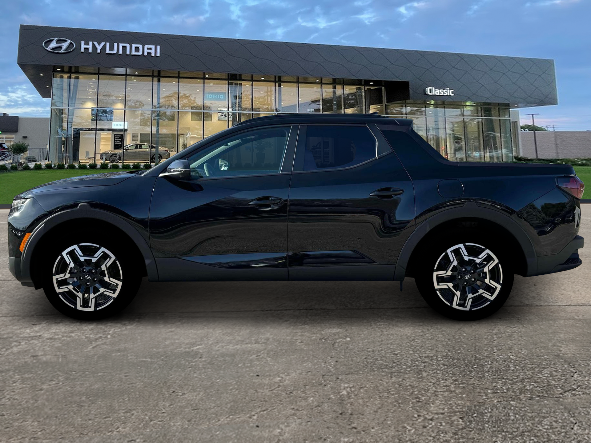 Used 2025 Phantom Black Pearl Hyundai Limited image 3