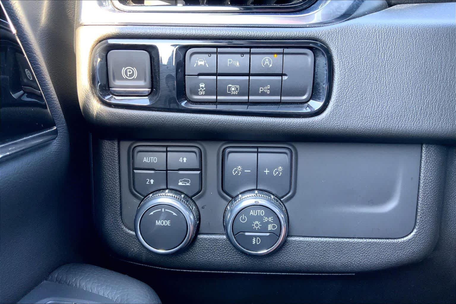 Used 2025 Sterling Metallic GMC Denali image 35