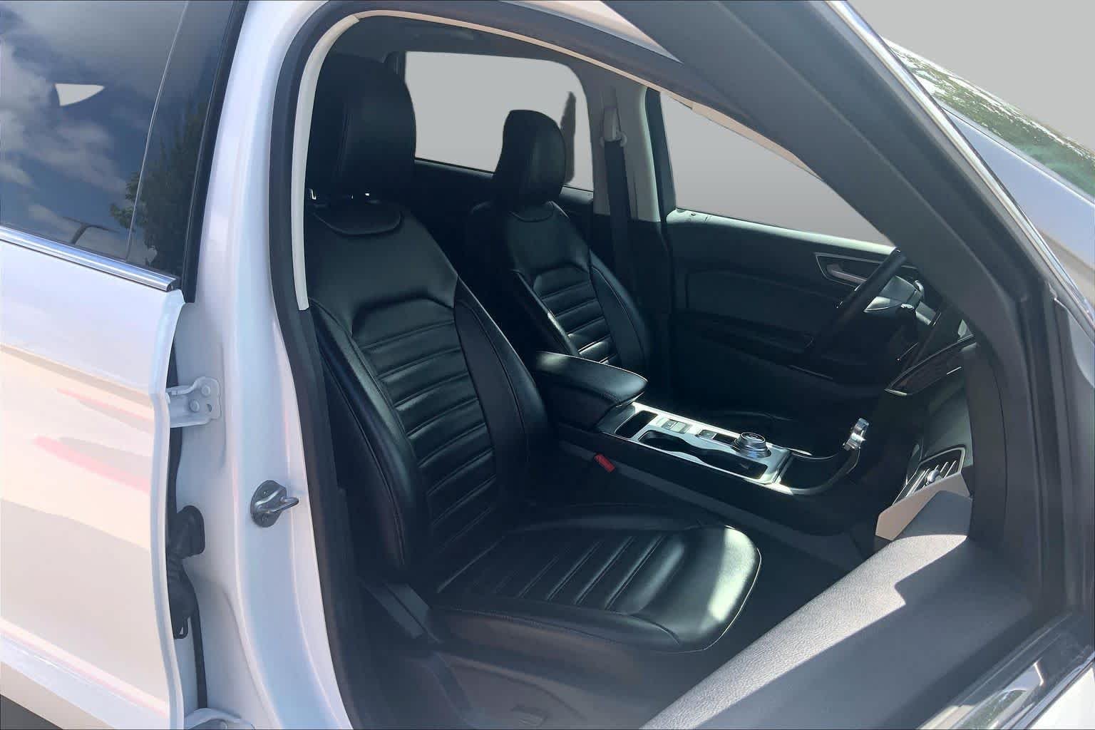 Used 2022 Oxford White Ford SEL image 9