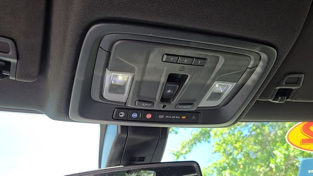 Used 2022 White GMC AT4 image 20