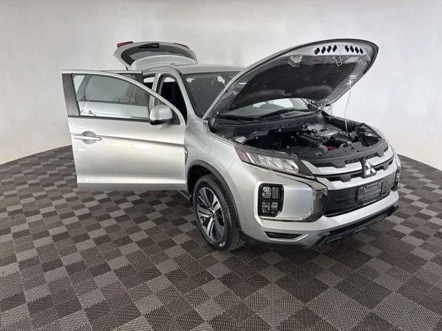 Used 2023  Mitsubishi 2.0 SE image 12