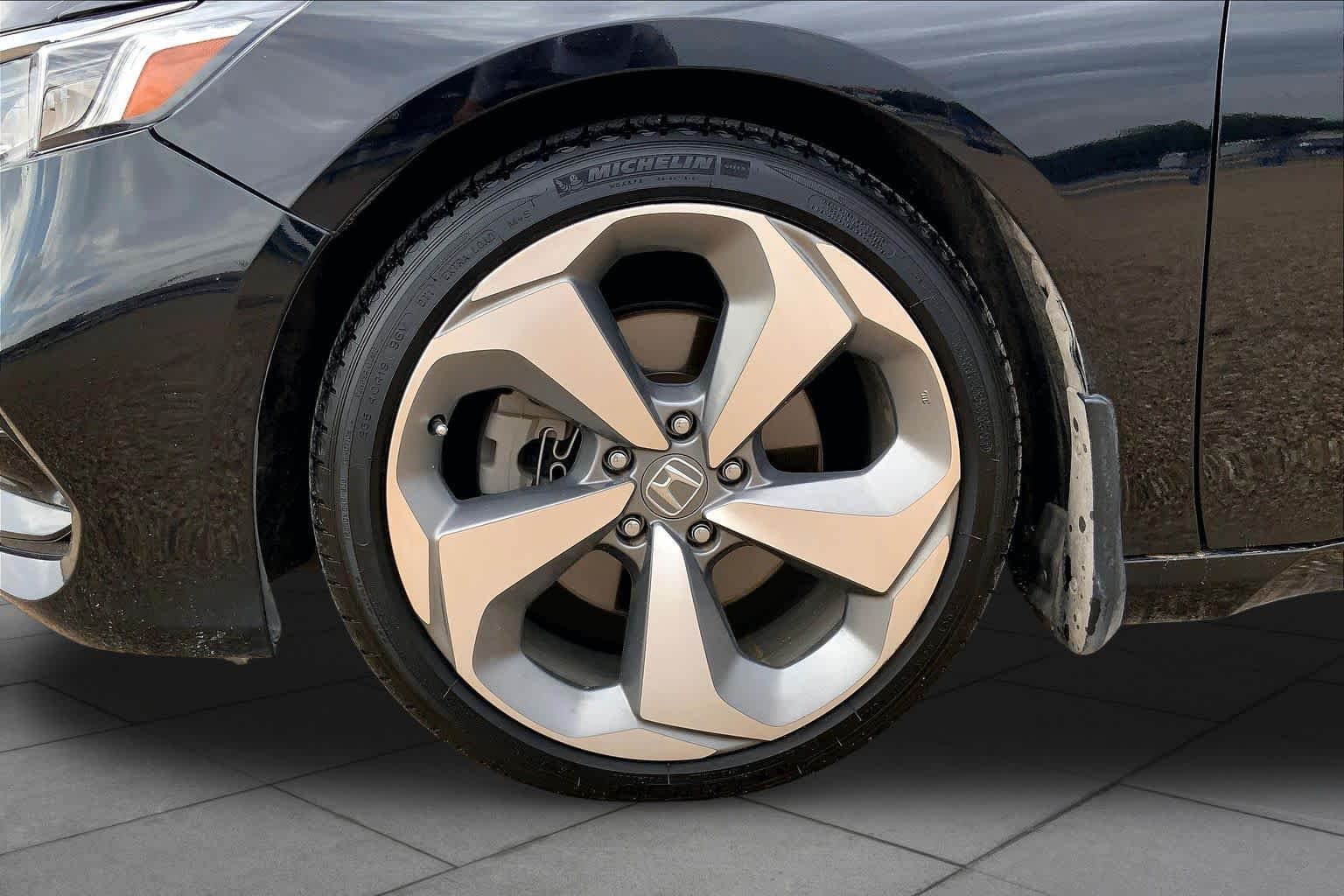 Used 2018 Crystal Black Pearl Honda Touring 2.0T image 10