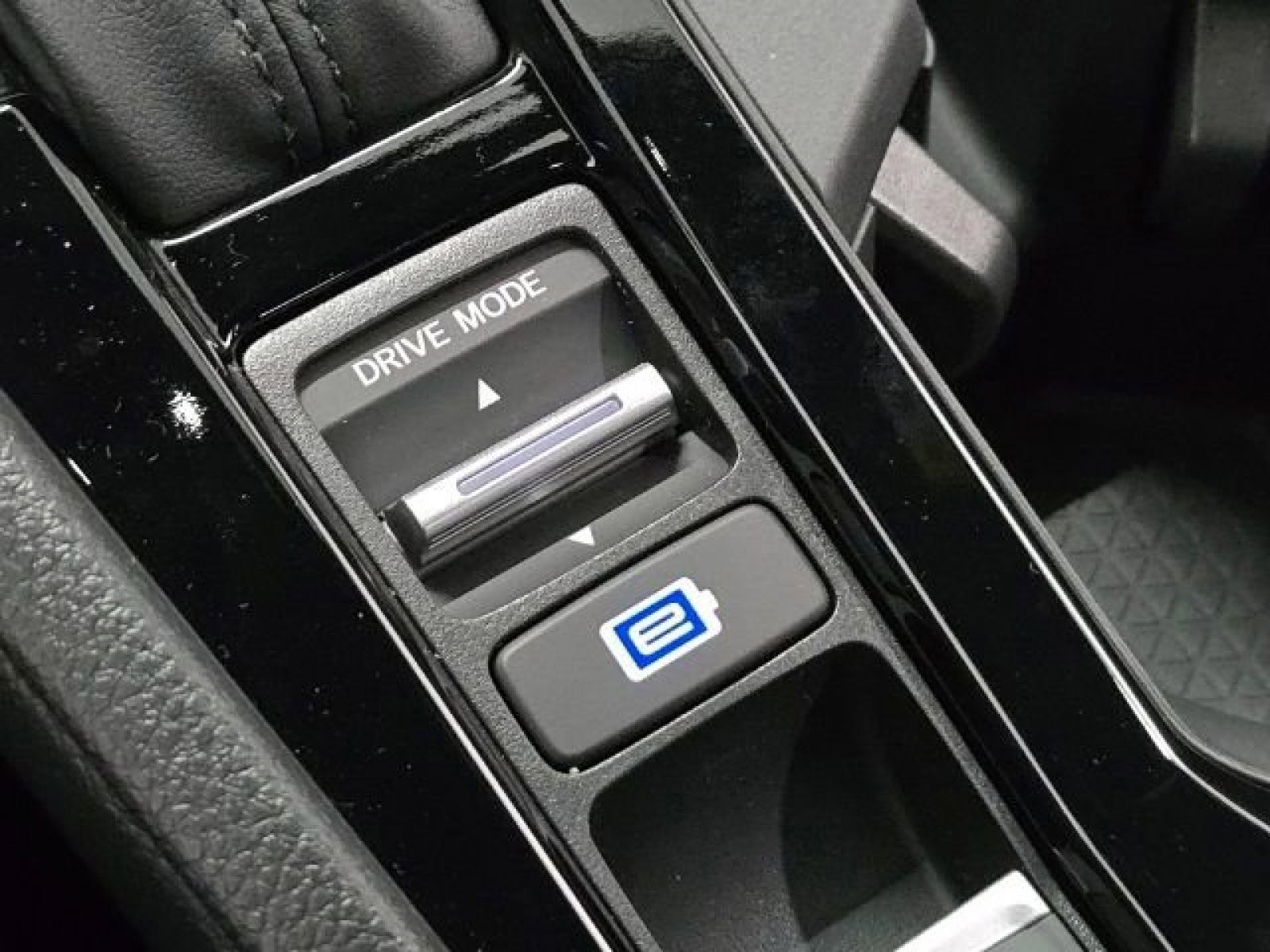 Certified Used 2025 Solar Silver Metallic Honda Sport-L image 13