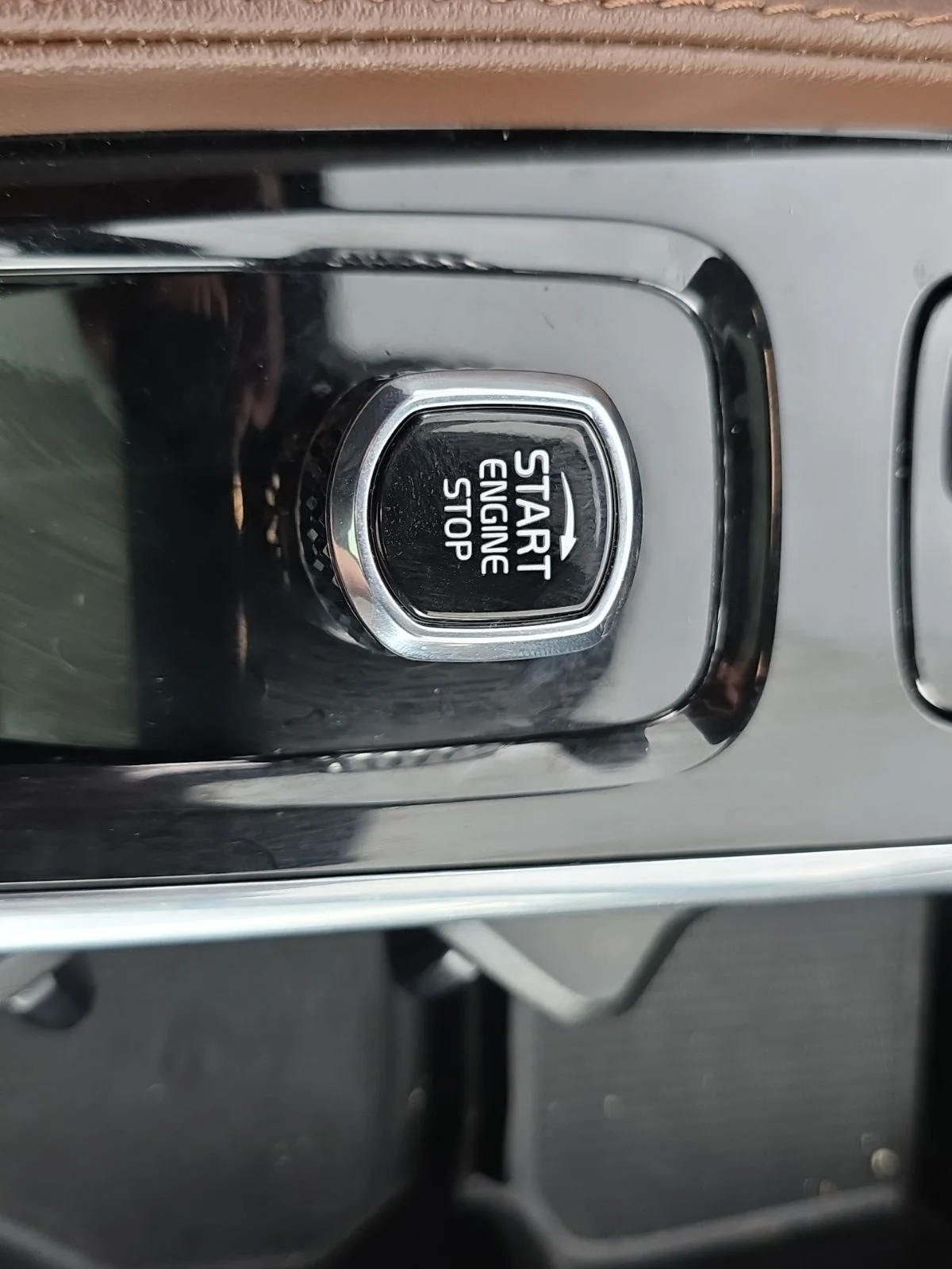 Used 2023 Black Volvo B6 Plus 7-Seater image 28
