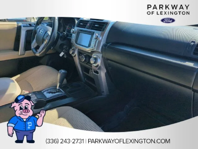 Used 2016 White Toyota SR5 image 33