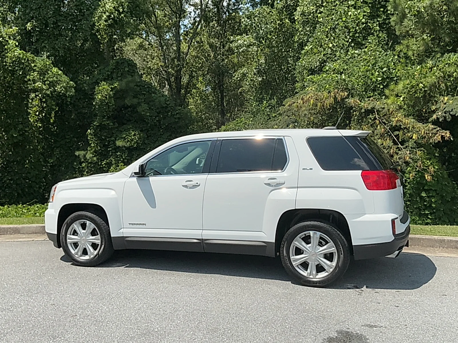 Used 2017 Summit White GMC SLE-1 image 3