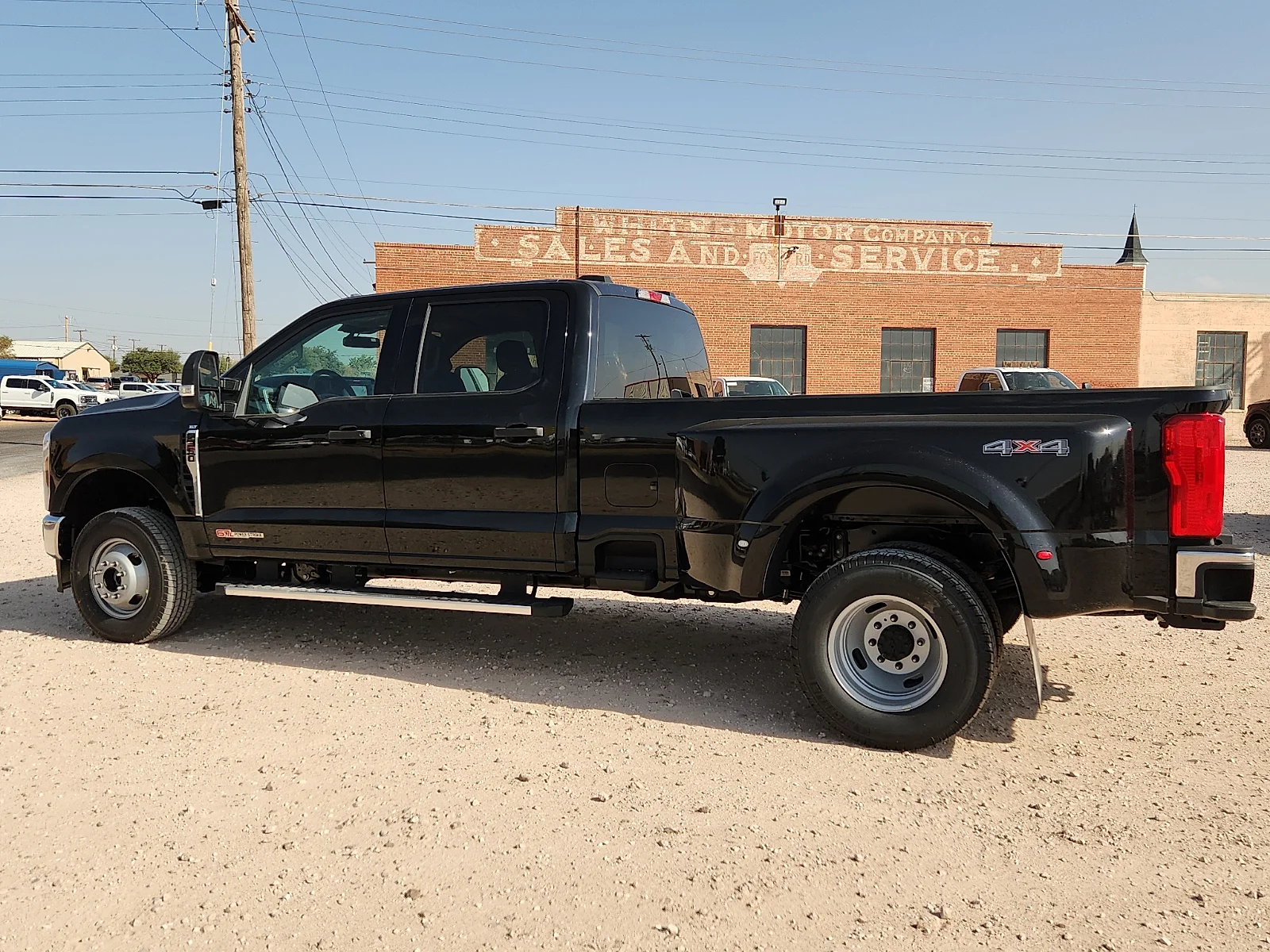 New 2027 Agate Black Metallic Ford XLT image 4