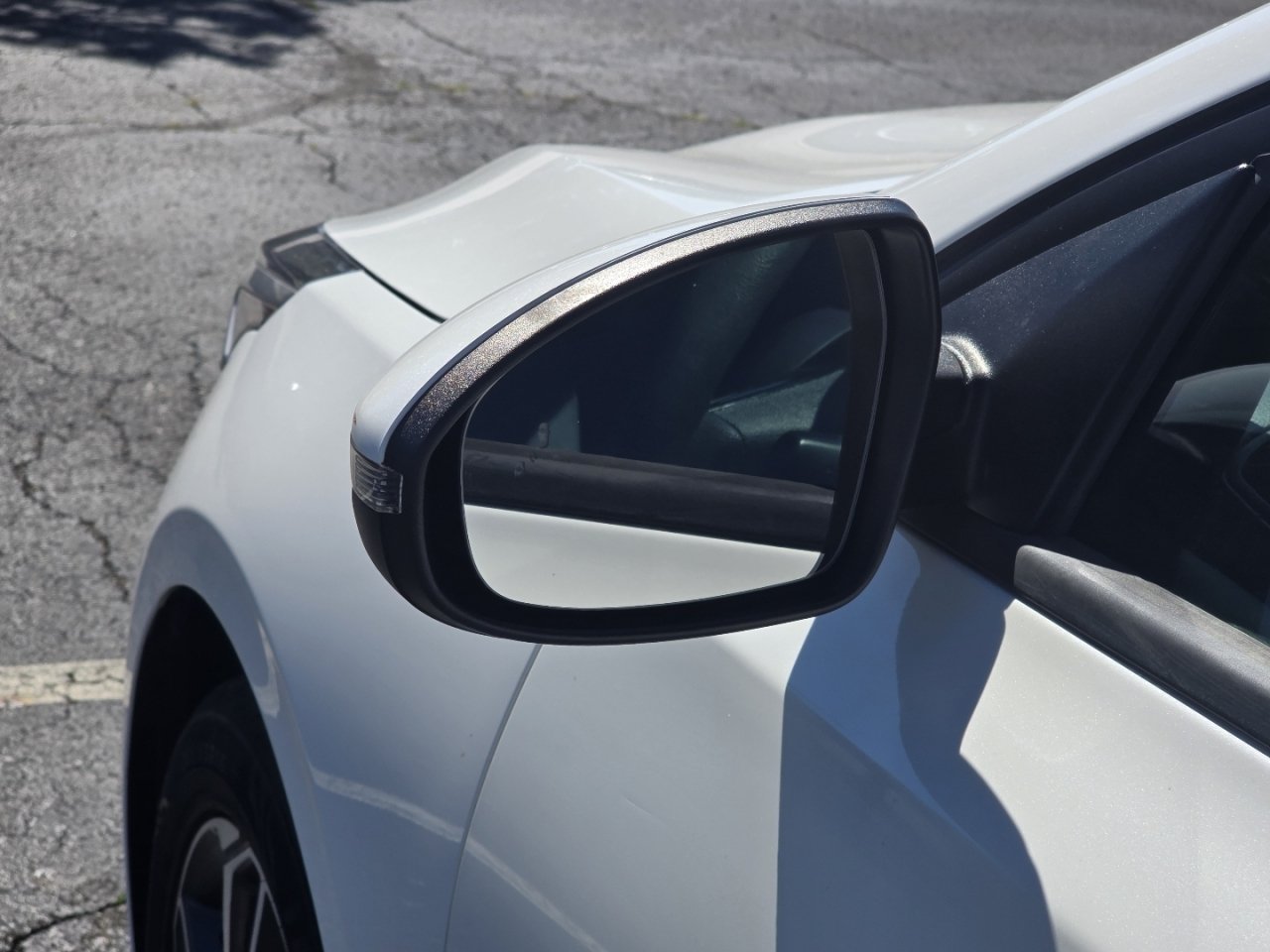 Used 2023 White Kia LXS image 21