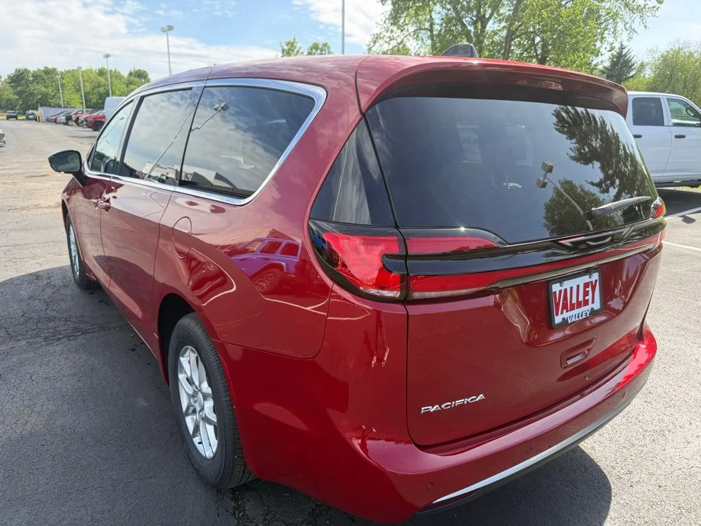 New 2027 Red Hot Pearl-Coat Exterior Paint Chrysler Select image 5