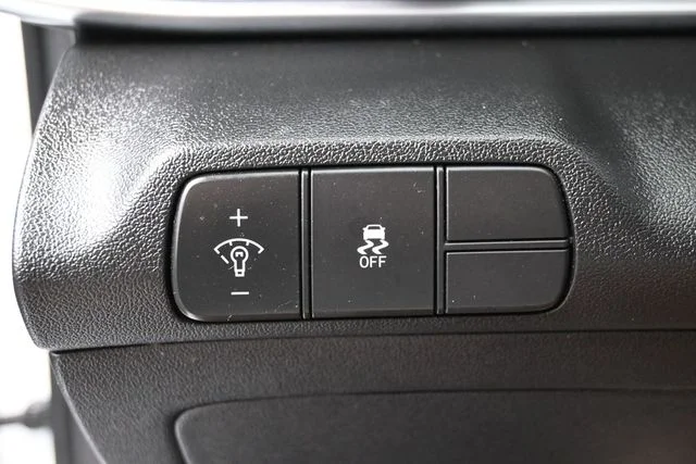 Used 2025 White Hyundai SEL Convenience image 29