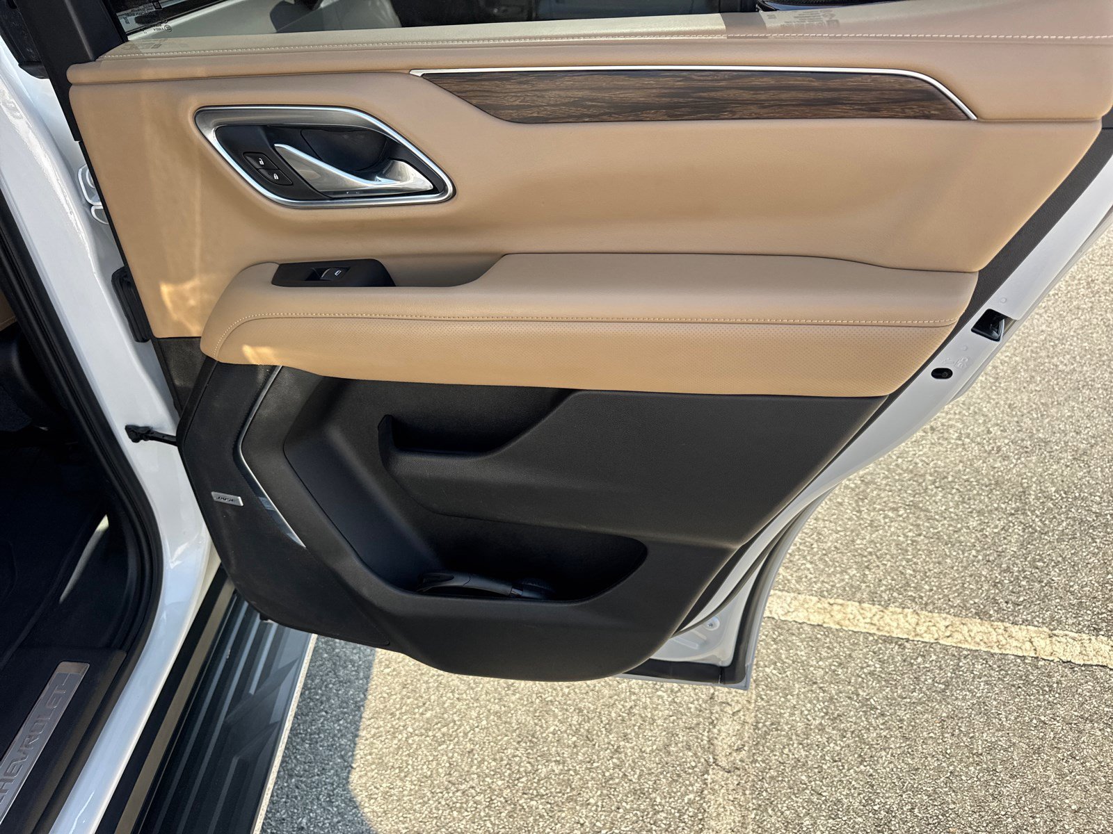 Used 2021 Iridescent Pearl Tricoat Chevrolet Premier image 16