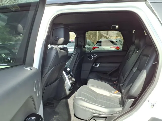Used 2018  Land Rover HSE Dynamic image 15