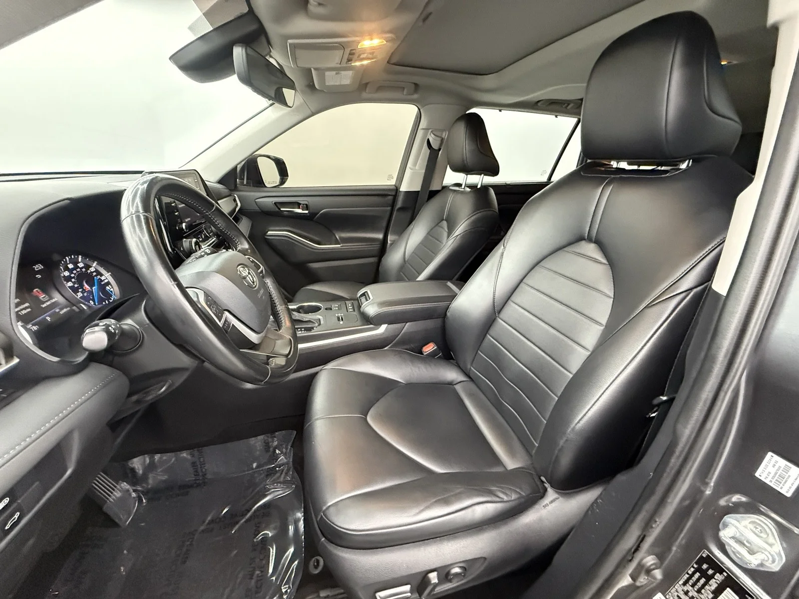 Used 2022 Magnetic Gray Metallic Toyota Hybrid XLE AWD image 17