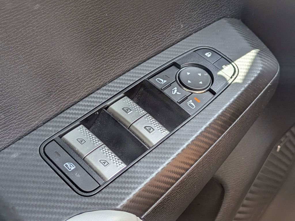 Used 2025  Mitsubishi SE image 23