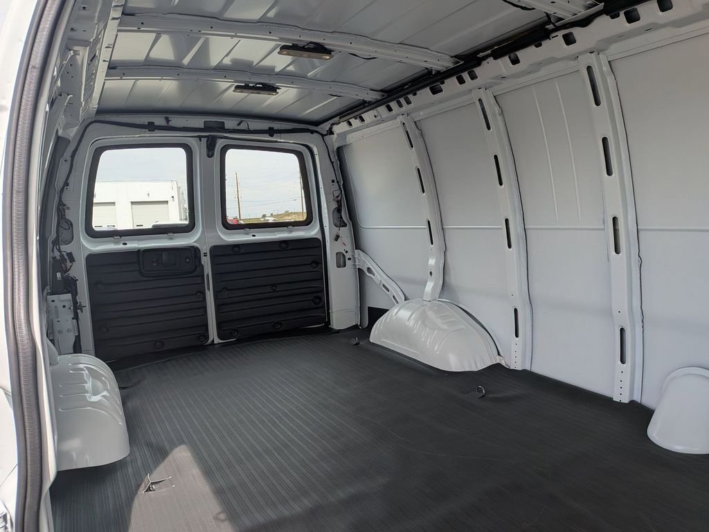 New 2026 Summit White GMC Work Van image 18