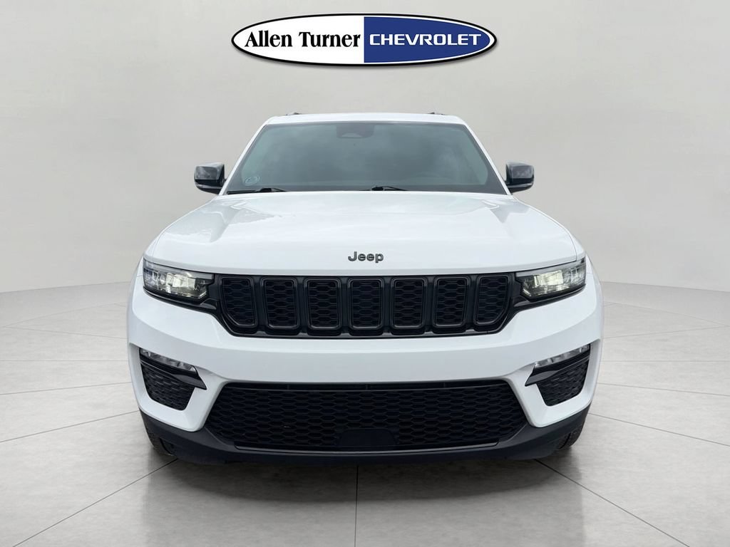 Used 2023  Jeep Limited image 2