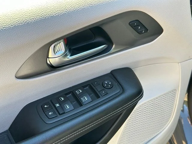 Used 2022 Ceramic Gray Clearcoat Chrysler Touring L image 11