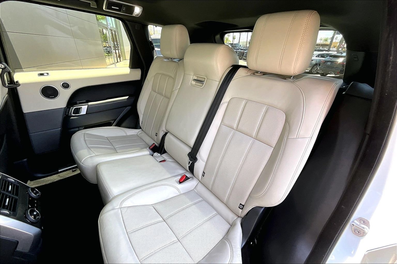 Used 2022 White Land Rover HSE Silver Edition image 26