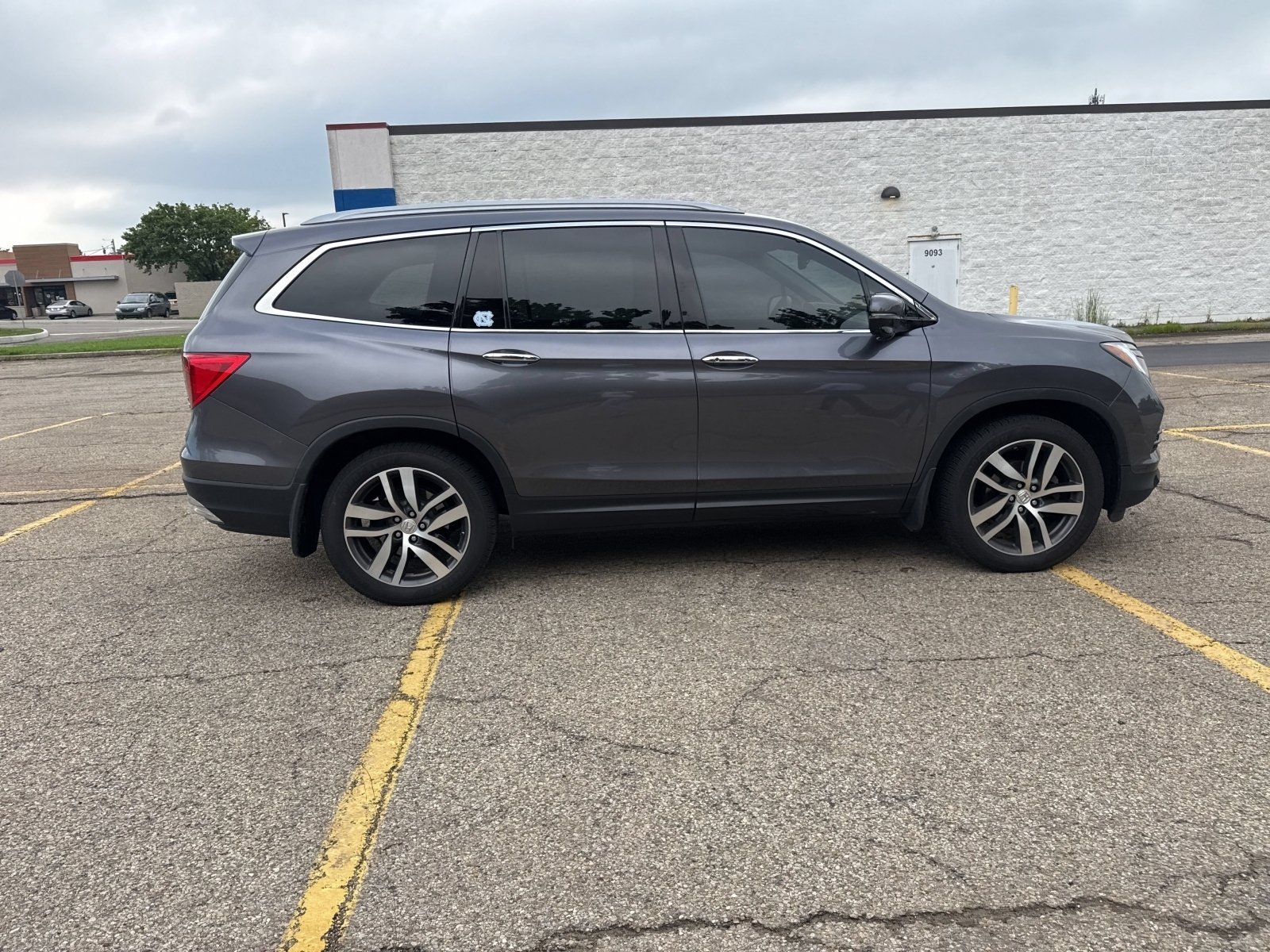 Used 2017 Modern Steel Metallic Honda Touring image 2