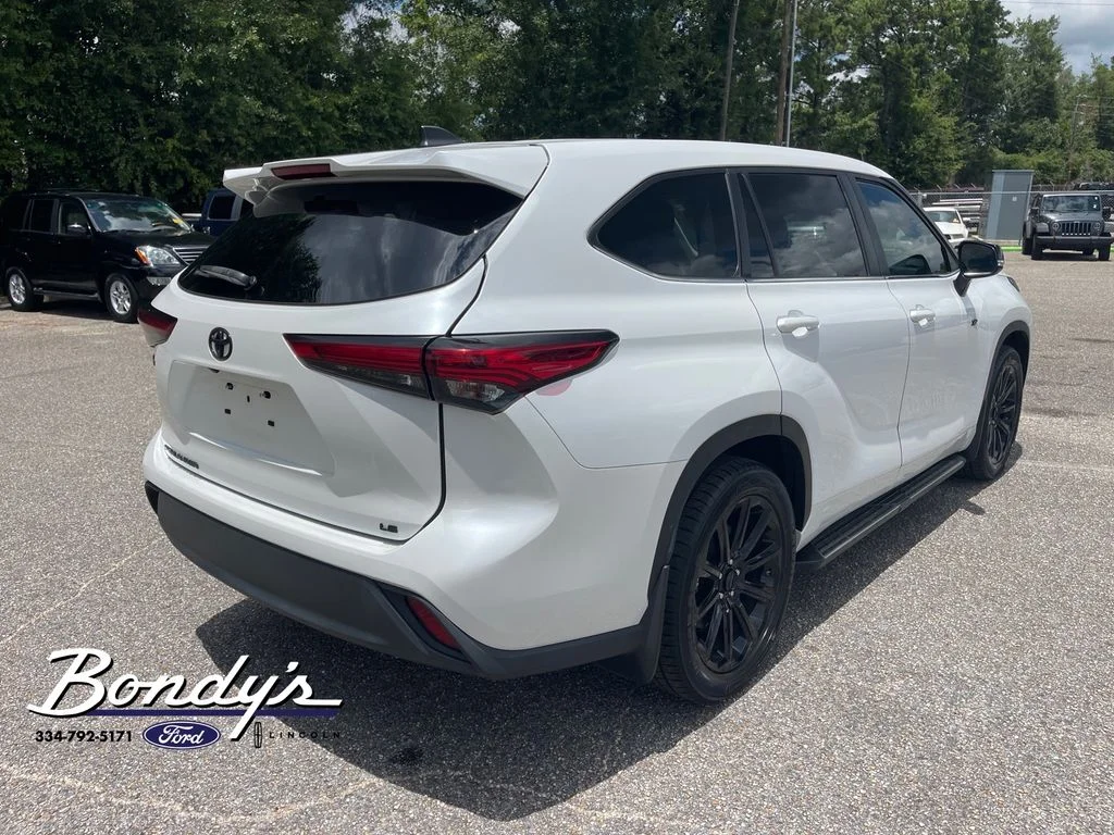 Used 2023 Pearl Toyota LE image 15