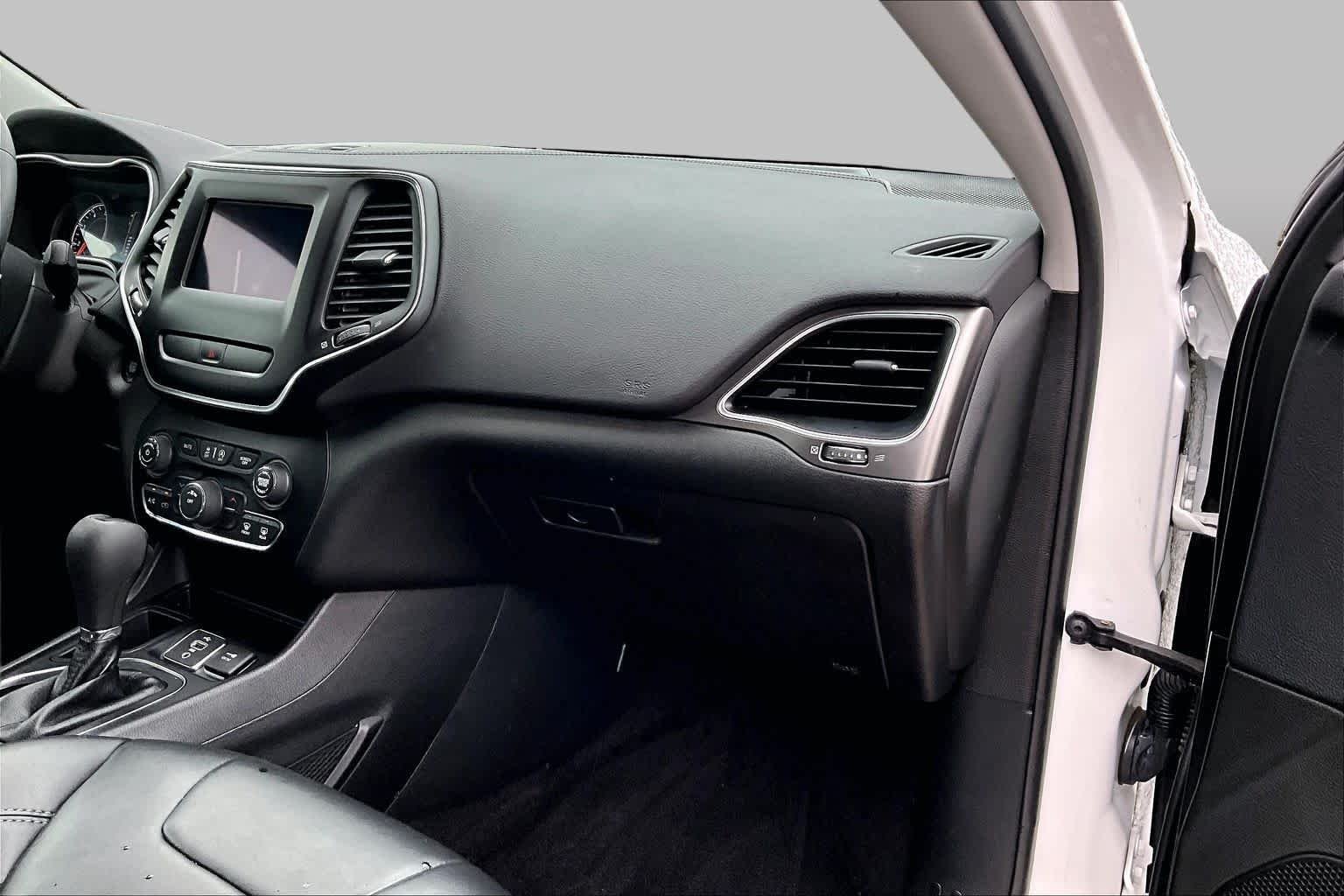 Used 2019 Bright White Clearcoat Jeep Latitude Plus image 18