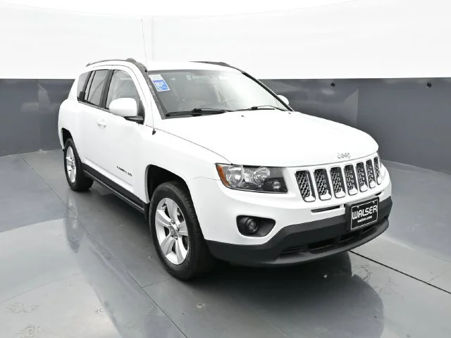 Used 2016 Bright White Clearcoat Jeep Latitude image 10