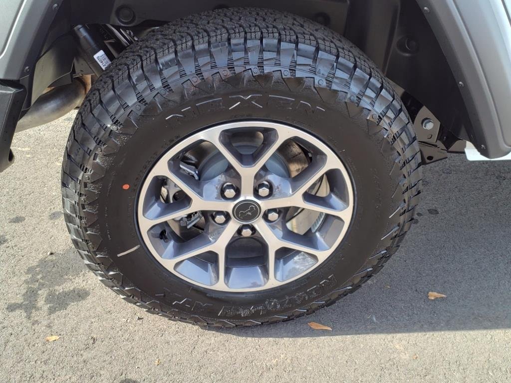 New 2025 Bright White Clear-Coat Exterior Paint Jeep Sport S image 21