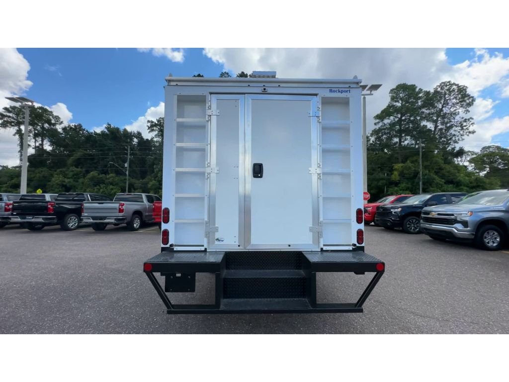 New 2024 Arc White Chevrolet MEDIUM ASH GRAY image 3