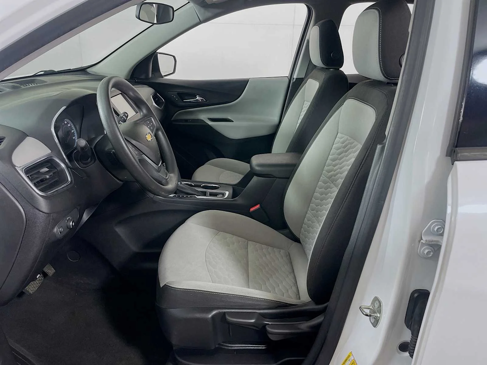 Used 2018 Summit White Chevrolet LS image 17