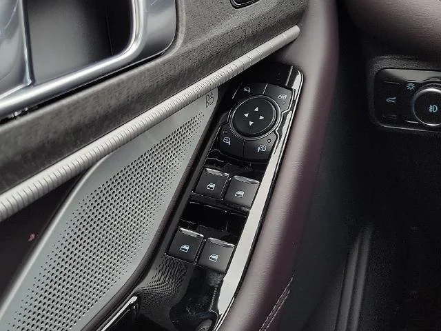 New 2026 Star White Metallic Tri-Coat Ford Platinum™ image 14