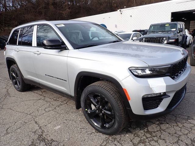 New 2025 Silver Zynith Exterior Paint Jeep Limited image 9