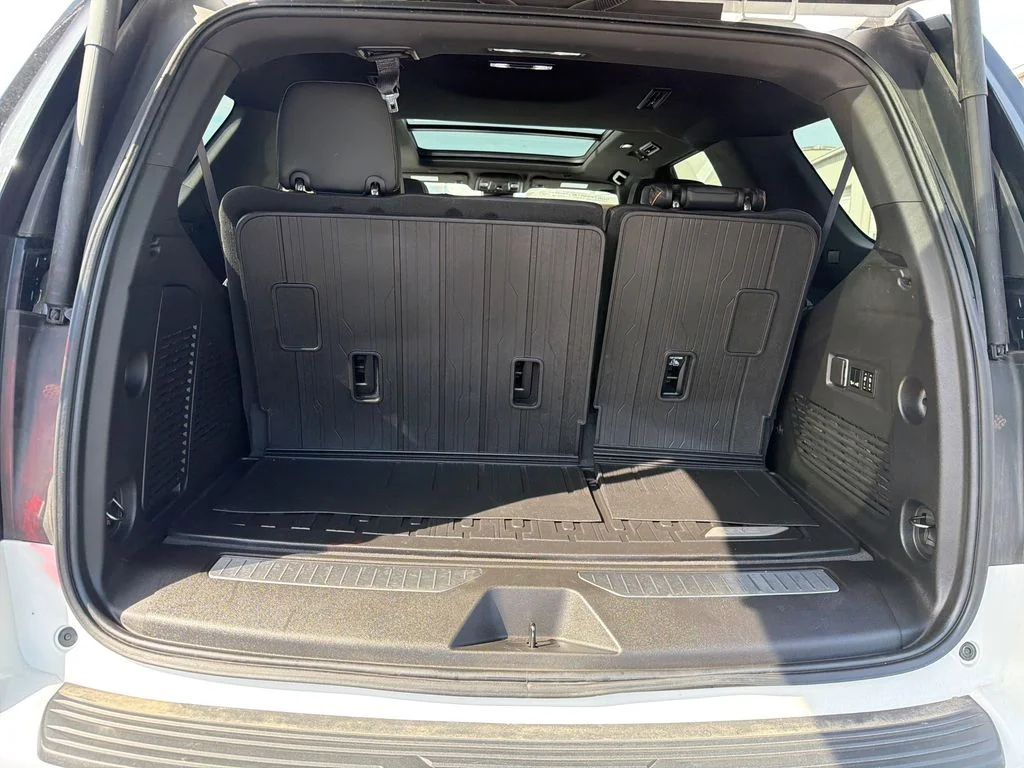 Used 2023 White GMC AT4 image 25