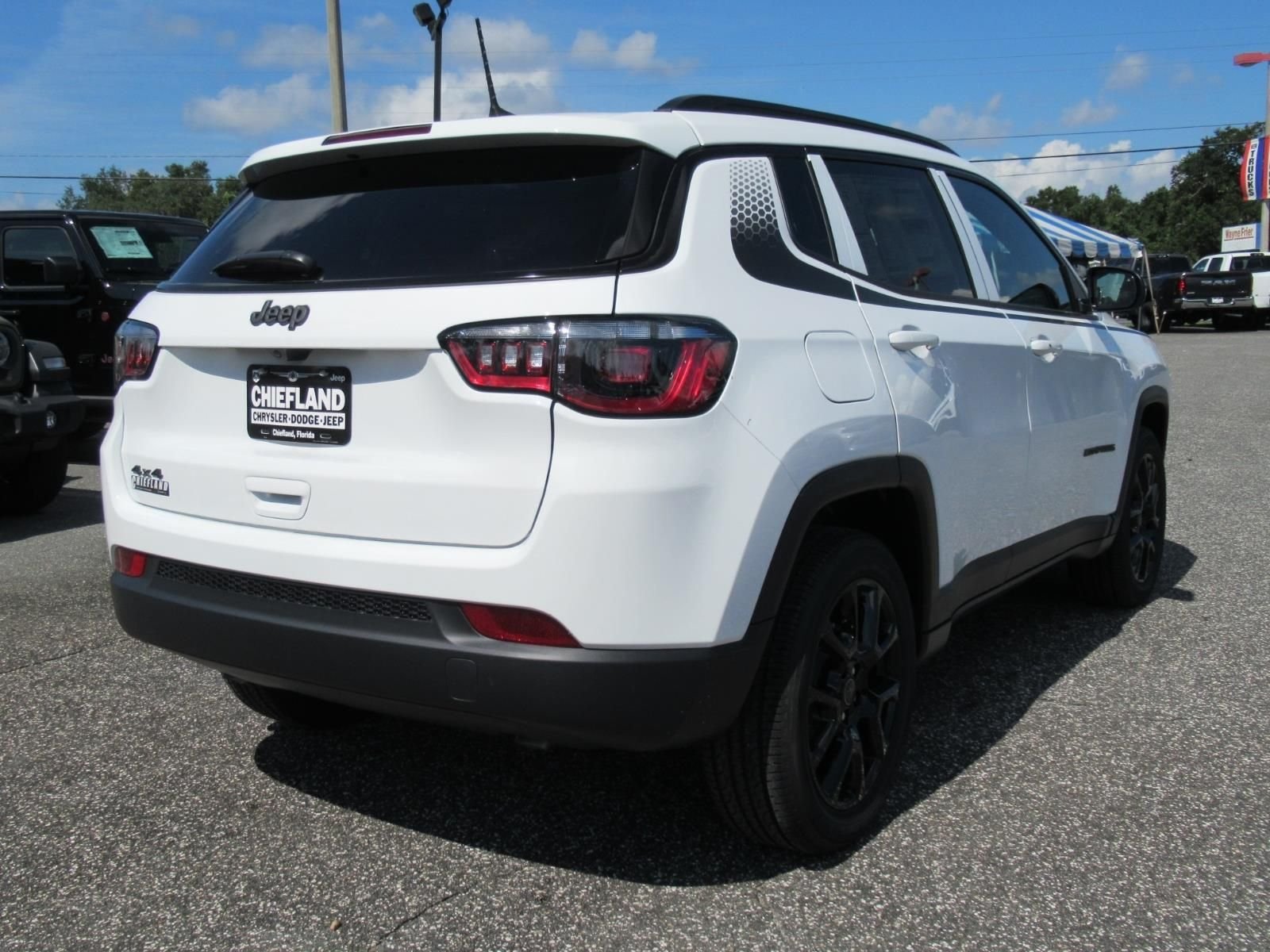 New 2026 Bright White Clear-Coat Exterior Paint Jeep Latitude image 7