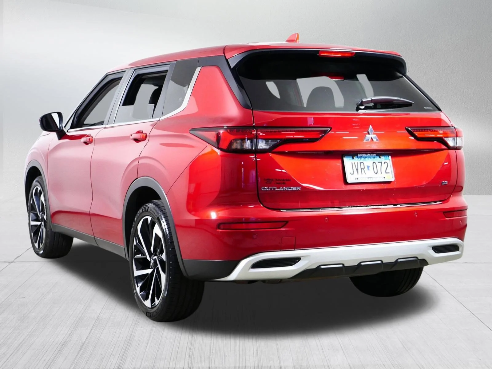 Used 2022 Red Diamond Mitsubishi SE image 5