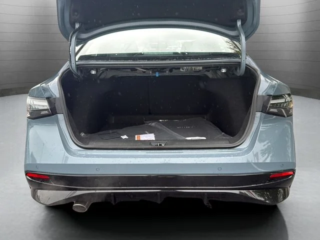 New 2026 Atlantic Gray Metallic / Super Black Two-tone Nissan SR image 10